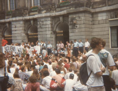 605883 Afbeelding van een demonstratie tegen de voorgenomen bezuinigingen op de studiefinanciering op de Stadhuisbrug ...